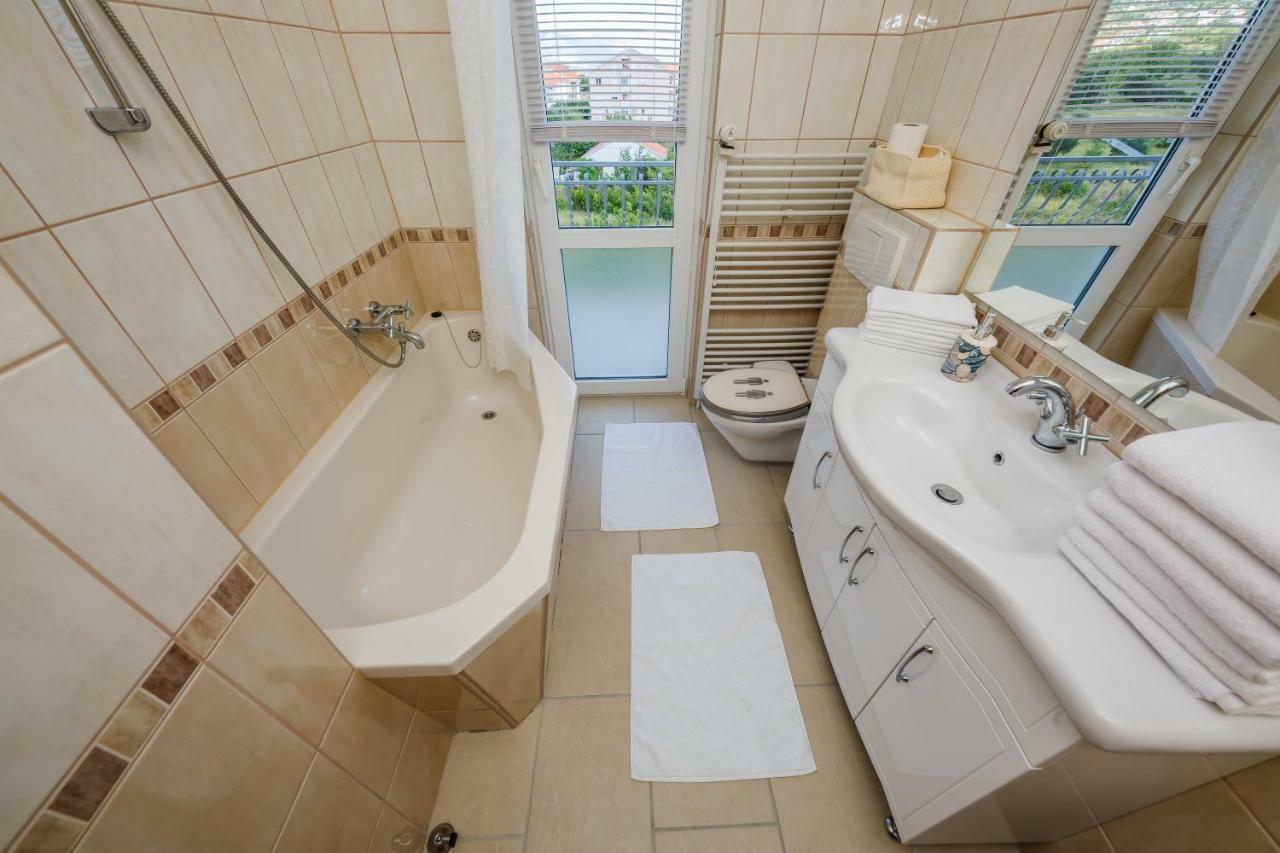 Apartman Lucija Kaštela Eksteriør billede