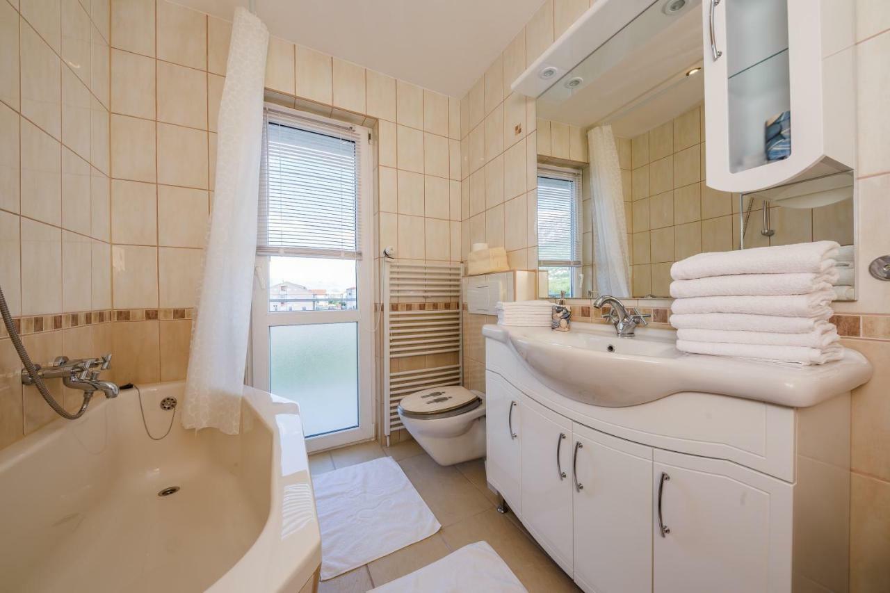 Apartman Lucija Kaštela Eksteriør billede