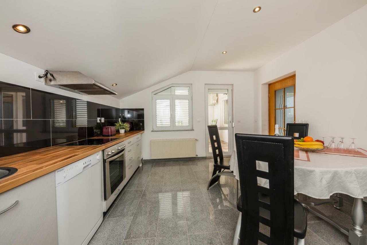 Apartman Lucija Kaštela Eksteriør billede